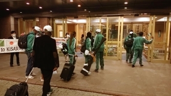 (photo 1) Boosting the Nigerian athletes at the departure from the airport in Abuja, the capital of Nigeria, to Tokyo