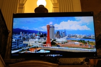 (photo 4) Introducing the Kobe City on the large-screen in the council chambers