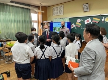 (photo 13) The former Ambassador Shigeeda attended the exchange meeting and assisted the communication between the the local children and Mr. Misevičius, Chargé d'Affaires ad interim