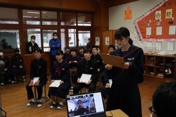 (photo 14) The Junior high school students in the village enthusiastically explaining online about the charms of Uken in English to the Egyptian students