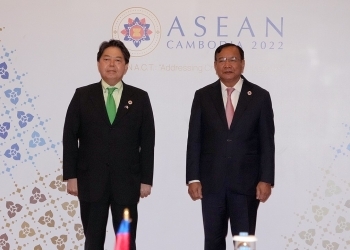 Photo session before the Japan-Cambodia Foreign Ministers' Meeting