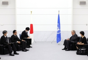 Prime Minister Kishida and UN Secretary-General Guterres who attend a meeting sitting on an armchair