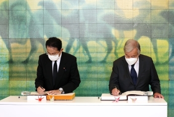 Prime Minister Kishida and Secretary-General Guterres who sign the guest book after donating paper cranes that they folded themselves