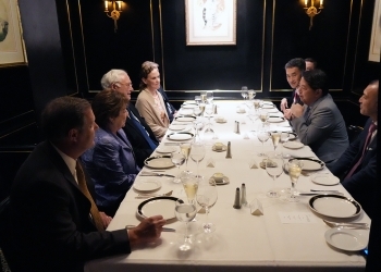 Minister Hayashi and experts who exchange their views