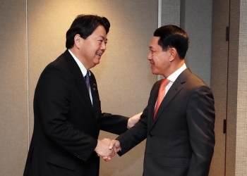 (Photo) Foreign Minister HAYASHI shakes hands with the Lao the Lao People’s Democratic Republic Fofreign Minister.