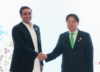 Photo session before the Japan-Pakistan Foreign Ministers’ Meeting