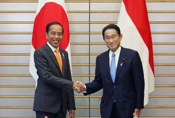 (Photo) Prime Minister KISHIDA shakes hands with Indonesian President.