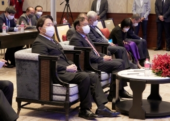(Photo) Foreign Minister Hayashi is sitting as a paticient.