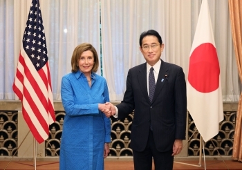 Prime Minister Kishida and Speaker Pelosi who shake hands with a smile facing straight at a camera