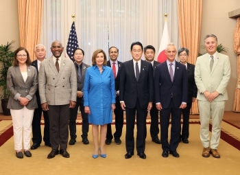 A group photo by Prime Minister Kishida and a delegation led by U.S. House of Representatives Speaker Nancy Pelosi