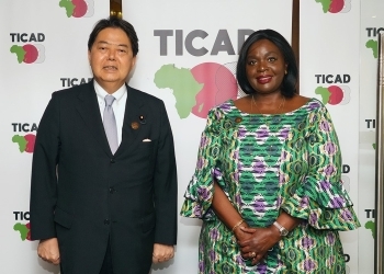 Photo session by two misiters before the Japan- Kenya Foreign Ministers’ Working Lunch