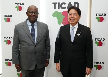 Photo session by two ministers befote the Foreign Ministers’ Meeting