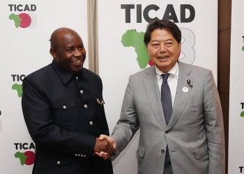 Photo session between Foreign Minister Hayashi and President NDAYISHIMIYE of Burundi