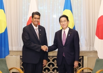 Prime Minister Kishida shaking hands with H.E. Mr. Surangel S. WHIPPS, Jr., President of the Republic of Palau