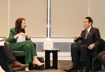Two leaders holding an informal talk