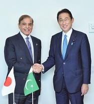 Prime Minister Kishida and Prime Minister Sharif who shake hands with a smile facing straight at a camera