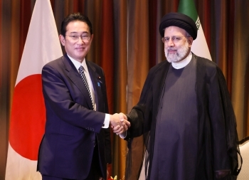 Prime Minister Kishida and President Raisi who shake hands facing straight at a camera