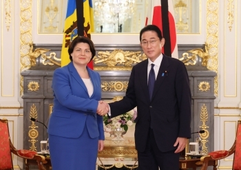 Prime Minister Kishida shakes hands with Prime Minister of Moldova