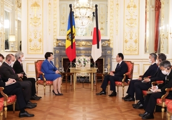 (Photo) Japan-Moldova Summit Meeting