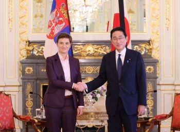Prime Minister Kishida and Prime Minister Brnabic who shake hands with each other facing straight at a camera