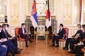 Prime Minister Kishida and Prime Minister Brnabic who have a talk after having a seat