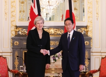 Prime Minister Kishida shakes hands with Former UK Prime Minister May