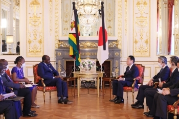 (Photo) Courtesy Call on Prime Minister Kishida by Mr. MOHADI, Former Vice President of Zimbabwe