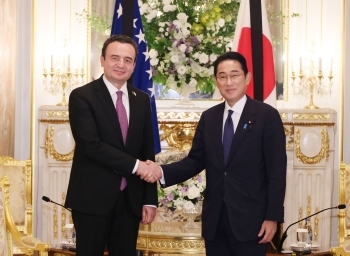Prime Minister Kishida shakes hands with Mr. KURTI, Prime Minister of Kosovo
