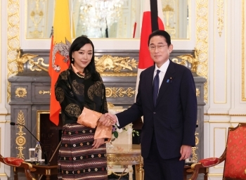 Prime Minister Kishida shakes hands with Princess Sonam Dechan Wangchuck of Bhutan