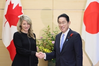 Prime Minister Kishida shaking hands with Canadian Foreign Minister Joly