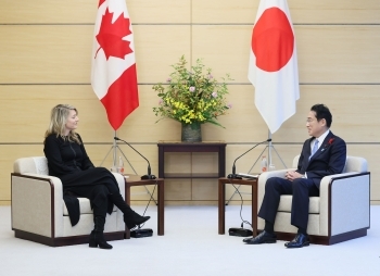 Courtesy Call on Prime Minister Kishida by Foreign Minister Joly