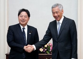 Foreign Minister Hayashi shakes hands with Sigaporian Prime MinisterLee Hsien Loong, before the meeting