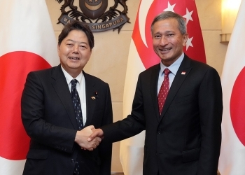 Foreign Minister Hayashi shakes hands with Sigaporian Foreign Minister Balakrishnan, before the meeting