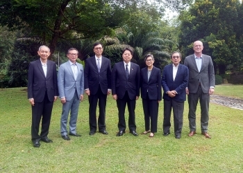 Foreign Minister Hayashi took a pitcture with Singaporian Experts in the garden