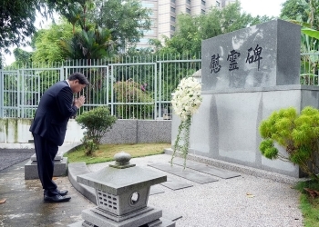 Foreign Minister Hayashi laid flowers at the Japanese Cemetery in Kuala Lumpur