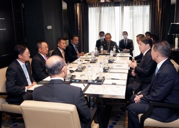 Foreign Minister Hayashi exchanged views with Malaysians who have studied in Japan