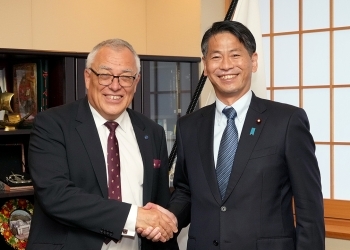 State Minister Yamada shaking hands with ICC President Hofmański