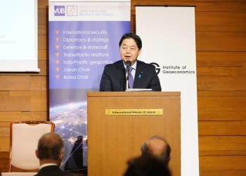 Minister Hayashi who makes a speech from a lectern (long shot)