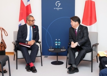 Two Ministers who have a talk after having a seat
