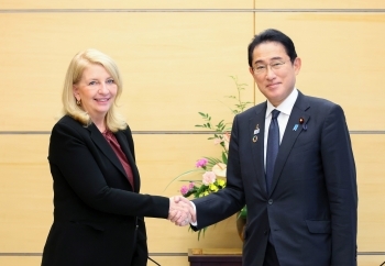 Prime Minister Kishida shakes hands with Ms. Catherine Russell, Executive Director of the UNICEF