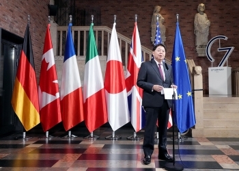 Foreign Minister Hayashi is making a comment in front of the G7's national flag