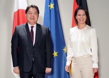 A commemorative photo of Minister Hayashi and Minister Baerbock with a smile