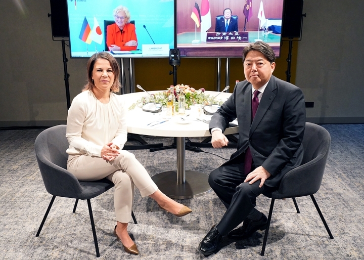 A commemorative photo of Minister Hayashi, Minister Baerbock and online screen (Minister Hamada and Minister Lambrecht)