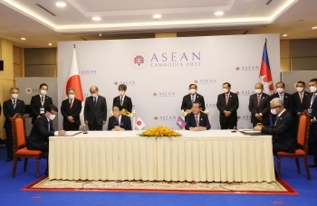Prime Minister Kishida presided over the signing of an exchange of diplomatic notes with Cambodian Prime Minister