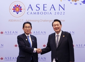 Prime Minister Kishida shakes hand with Korean Preisident YOON Suk Yeol