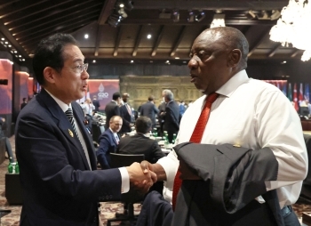 Prime Minister Kishida holding a talk with President Ramaphosa