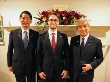 A commemorative photo of State Minister Yamada, Ambassador Zilgalvis, and Mr. Nakasone who face straight at a camera