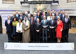 (Photo 1) Group photo taken by ministers at the G20 Buenos Aires Foreign Ministers' Meeting