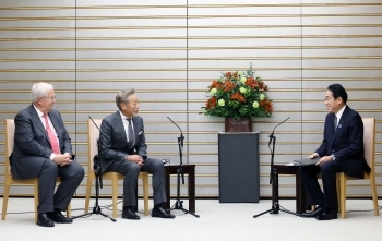 Prime Minister Kishida, Mr. Horiba, and Mr. Aschenbroich who exchange views after having a seat