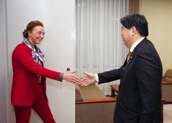 Minister Hayashi and Secretary General Pejčinović Burić who step up with each other for shaking hands